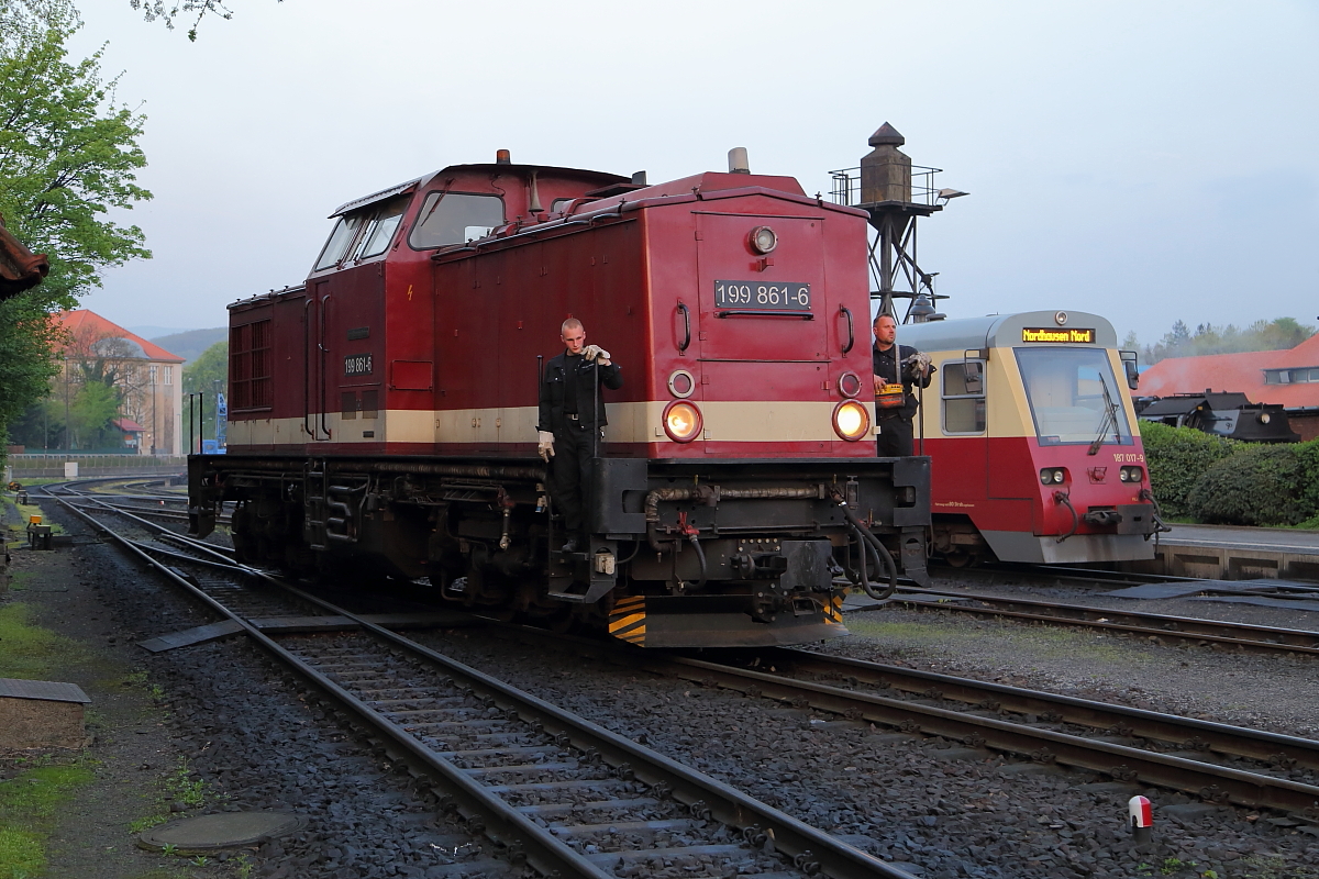 199 861 am Morgen des 21.04.2018 bei der (funkferngesteuerten) Einfahrt in den Bahnhof Wernigerode. Sie wird gleich einen bereitstehenden GmP zur Fahrt auf den Brocken übernehmen.