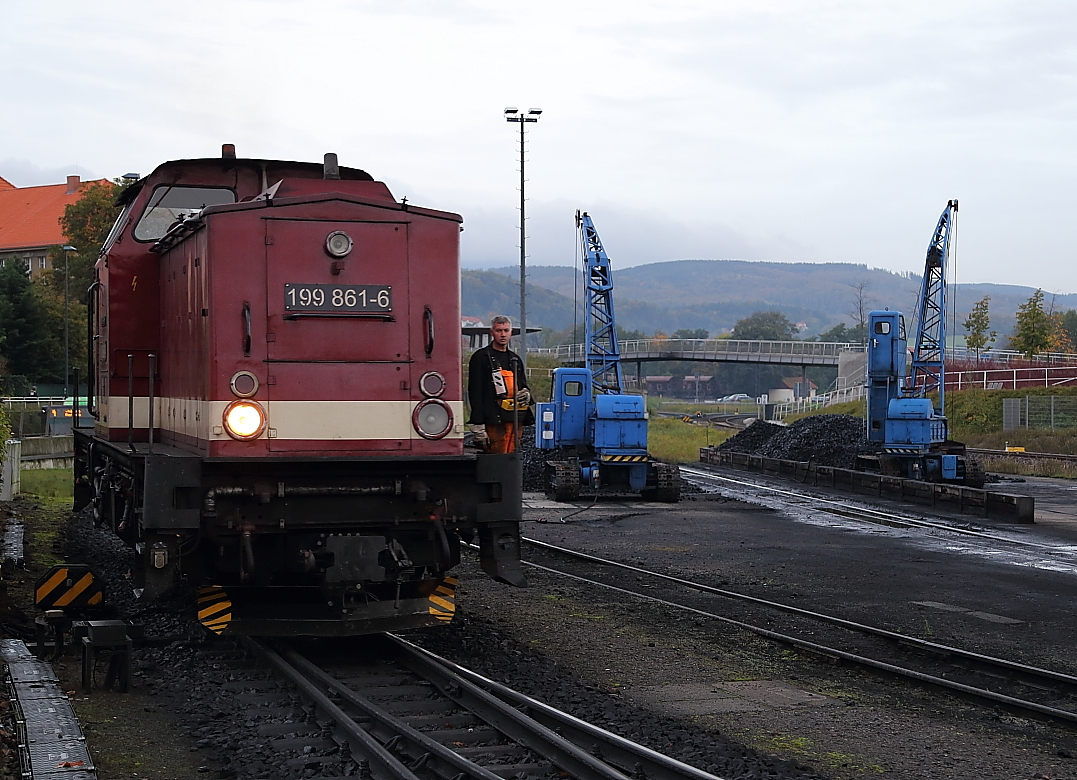 199 861 am Morgen des 17.10.2014 auf Rangierfahrt am Bahnhof Wernigerode. Die Szene bietet doch ein wenig an zeittechnischem Kontrast. Während rechts die Bekohlungsanlage unmißverständlich auf den Dampflokbetrieb hinweist, wird die, selbst auch schon etwas betagte, Diesellok immerhin mit Funkfernsteuerung bedient! So hinterläßt die Moderne auch bei der historischen Dampfschmalspurbahn ihre Spuren.