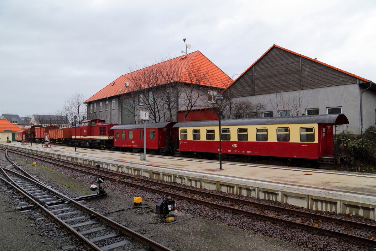 199 872 mit doppelter Rangiereinheit am 05.02.2016 im Bahnhof Wernigerode (Komplettansicht).