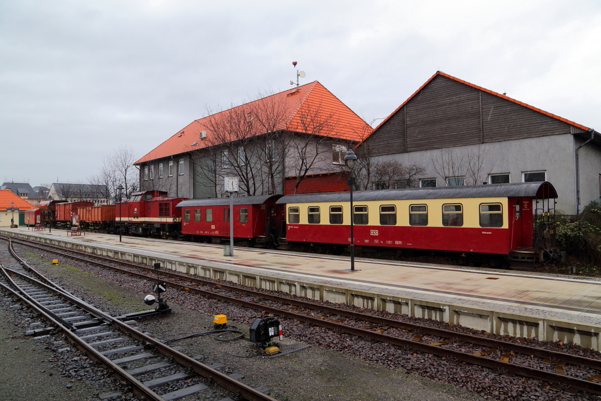 199 872 mit doppelter Rangiereinheit am 05.02.2016 im Bahnhof Wernigerode (Komplettansicht).