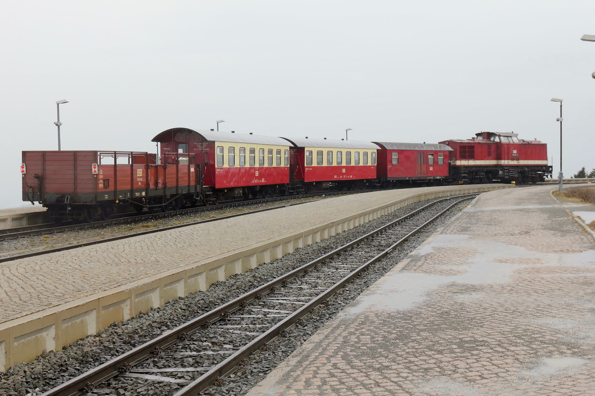 199 874-9 steht  am 25. April 2015 im Bahnhof Brocken auf Gleis 3  zur Abfahrt bereit.