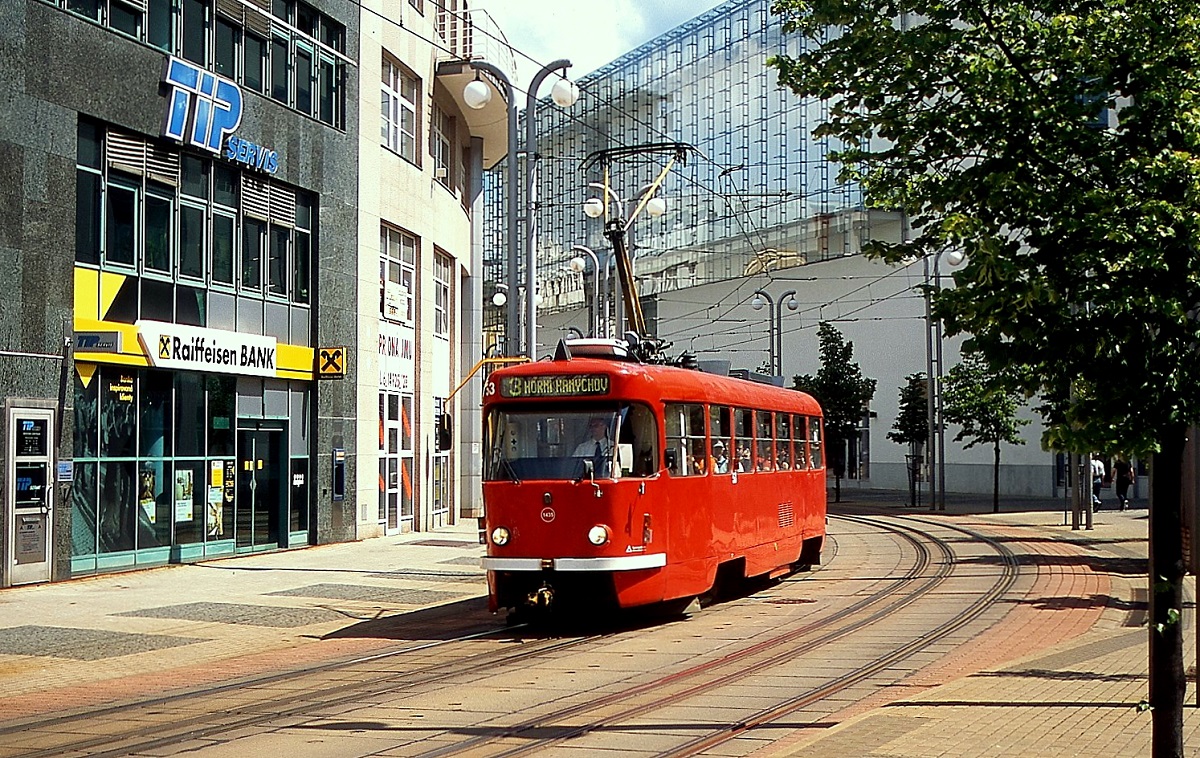 1990 wurde mit der Umspurung der Liberecer Straßenbahn von Meterspur auf Normalspur begonnen. Da die Überlandbahn nach Jablonec weiterhin auf Meterspur verkehrt, wurden in der Innenstadt von Liberec Dreischienengleise verlegt, auf diesem Streckenabschnitt ist der Normalspur-Tw 53 am 15.06.2013 unterwegs.