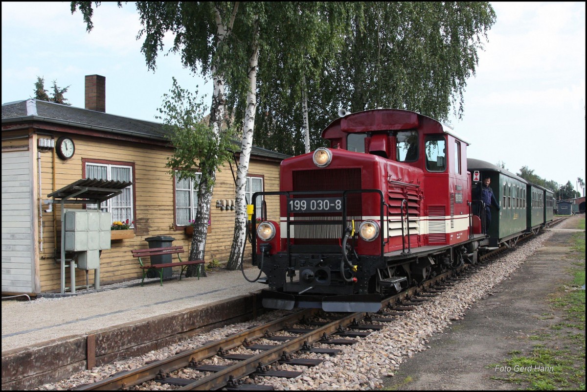 199030 war am 22.9.2015 im planmäßigen Einsatz vor den Personenzügen der Döllnitzbahn. Hier erreicht sie mit Zug DBG 102 um 11.52 Uhr aus Oschatz kommend den Bahnhof Mügeln.