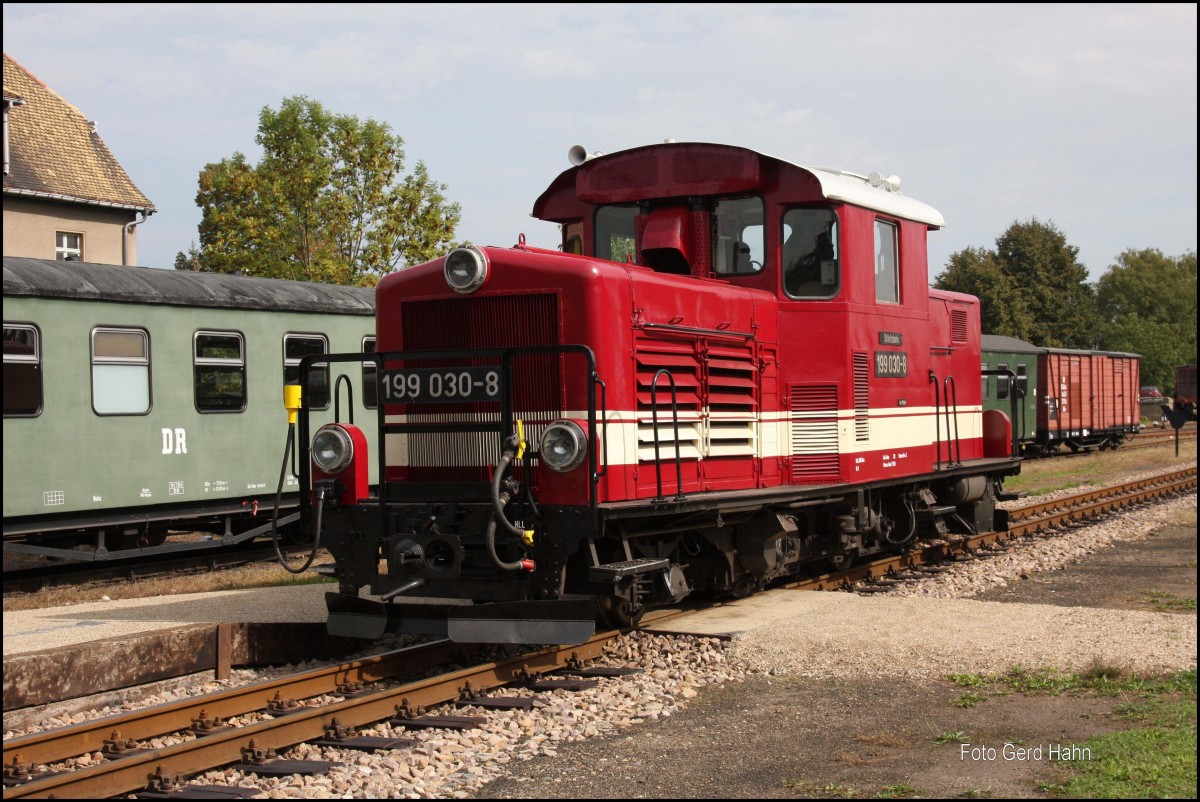 199031 rangiert hier im Bahnhof Mügeln und setzt sich am 22.09.2015 hier gerade vor den Personenzug DBG 105 nach Oschatz.