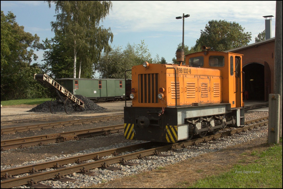 199032 dient heutzutage bei der Döllnitzbahn als Verschublok. Am 22.9.2015 hatte sie diesen  Außentermin  vor dem Lokschuppen in Mügeln.
