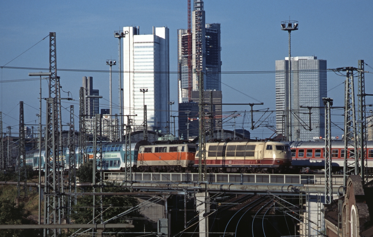 1997 gab es sonntagabends einen RE von Frankfurt nach Fulda, bei dem die Planlok 111 von einer 103 planmäßig mitgeschleppt wurde. Aufnahme vom März 1997.