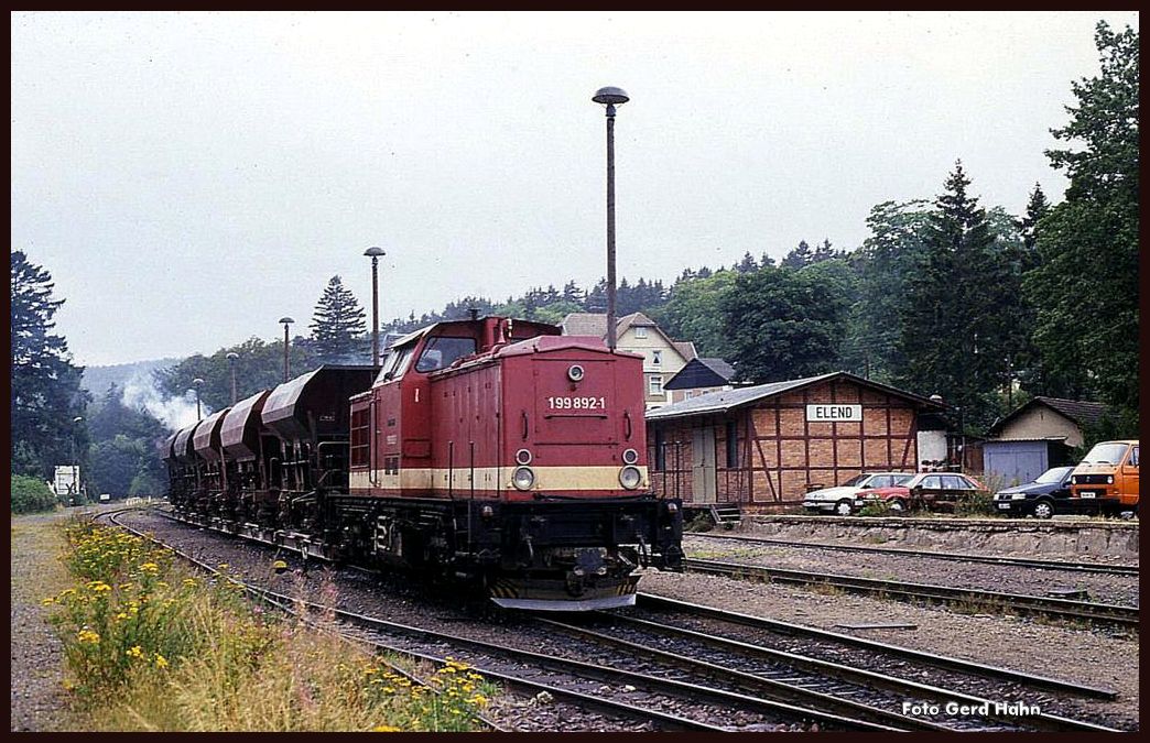199892 fährt am 7.9.1991 aus dem Bahnhof Elend aus.