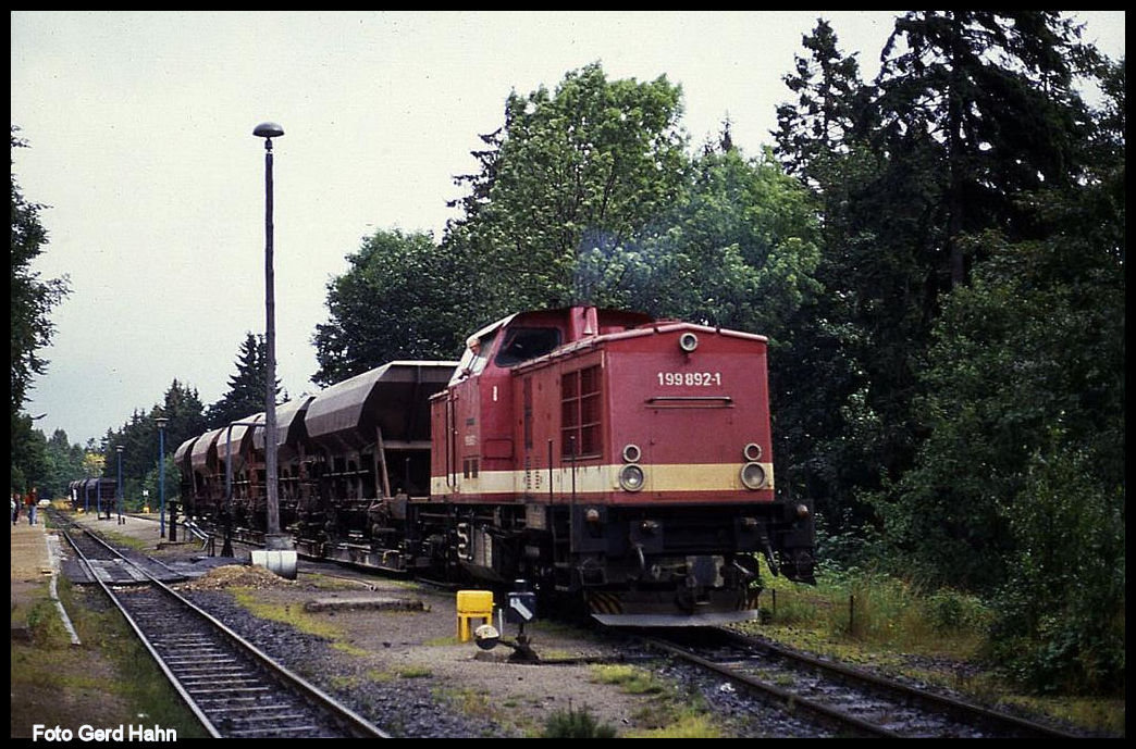 199892 wartet mit einem Güterzug im Bahnhof Drei Annen Hohne am 7.9.1991 auf die Weiterfahrt.