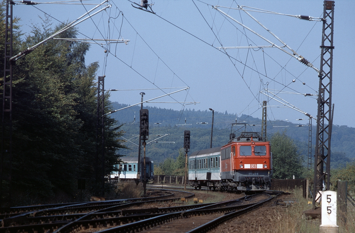 1999 bestimmte schon das damals gültige DB AG-Farbkonzept das Erscheinungsbild der Züge der Rübelandbahn, obwohl durchweg noch ex-DR-Fahrzeuge im Einsatz waren. 171 013, Michaelstein, 10.9.1999. 