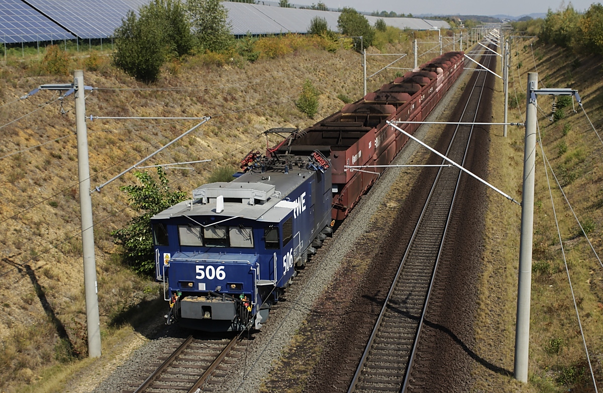 1999/2000 lieferte Adtranz zehn Lokomotiven des Typs EL 2000 an Rheinbraun (jetzt RWE Power AG), die mit 2.800 kW leistungsstärker als die EL 1 (1.760 kW) und mit 60 km/h schneller (EL 1 50 km/h) sind. Mit einem Leerzug durchfährt Lok 506 am 02.09.2020 Kerpen-Buir.
