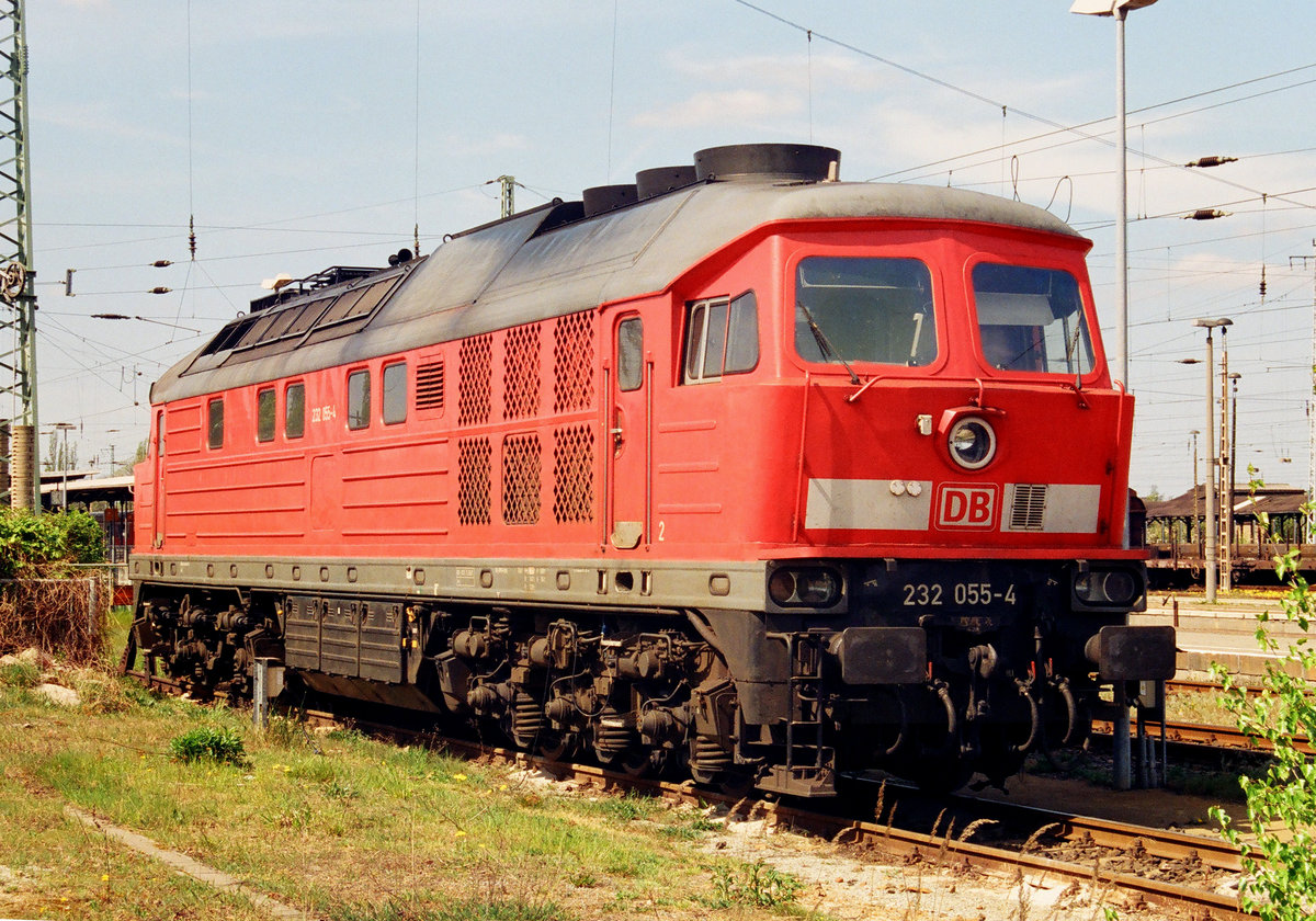19.April 2007, Bahnhof Cottbus, Lok DB 232 055 wurden am 27.03.1974 an die DR als 132 055 ausgeliefert. Am 01.05.2009 erfolgte die z-Stellung, danach in Saalfeld abgestellt. Ging dann 2018 an die MTMG Eisenbahngesellschaft Budapest. 
