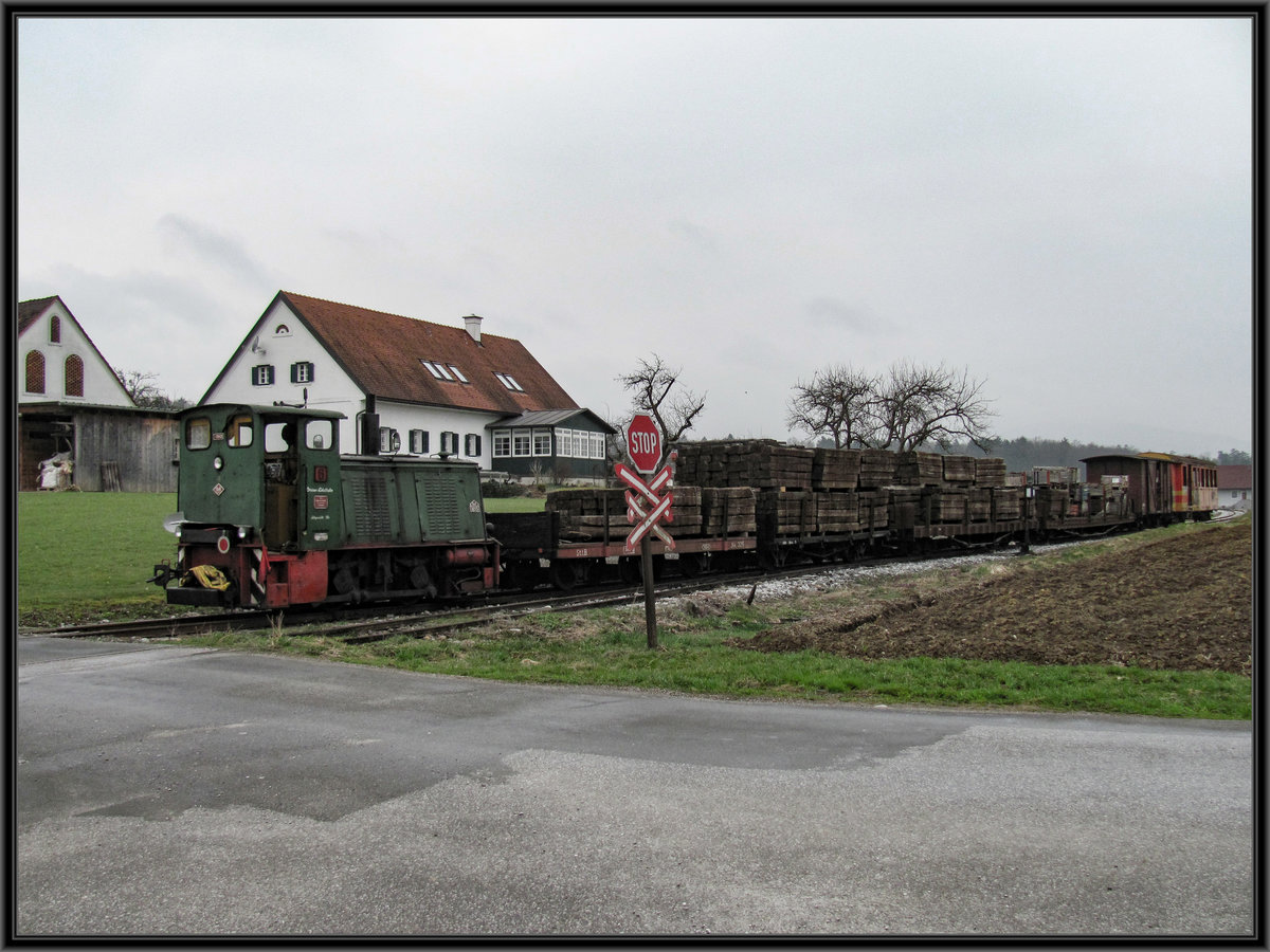 19.Juni 2011
Damals noch im schönen Grün pausiert D6 in der Betriebsstelle Herbersdorf. 
