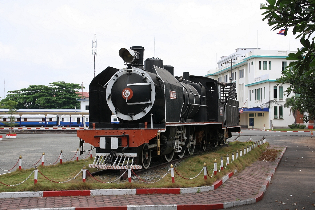 1'C1' n2 Nr. 132.106(Ste. Franco-Belge, Bauj. 1912, Fabr.Nr. 1873)aufgestellt neben dem Aufnahmsgebäude der Phnom Penh Station am 17.März 2017.