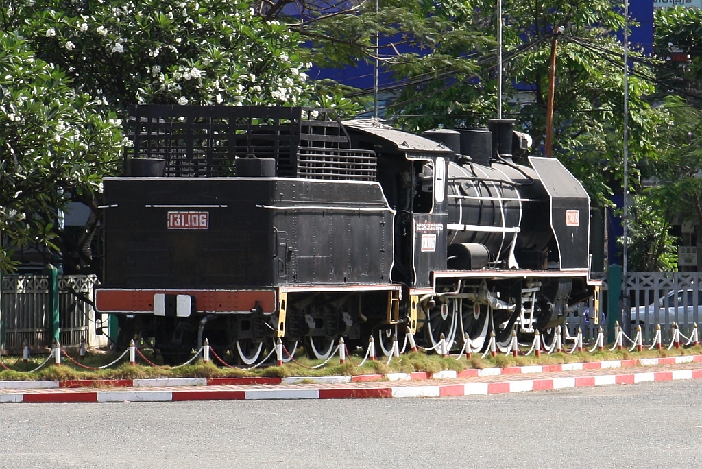 1'C1' n2 Nr. 132.106(Ste. Franco-Belge, Bauj. 1912, Fabr.Nr. 1873)aufgestellt neben dem Aufnahmsgebäude der Phnom Penh Station am 19.März 2017.