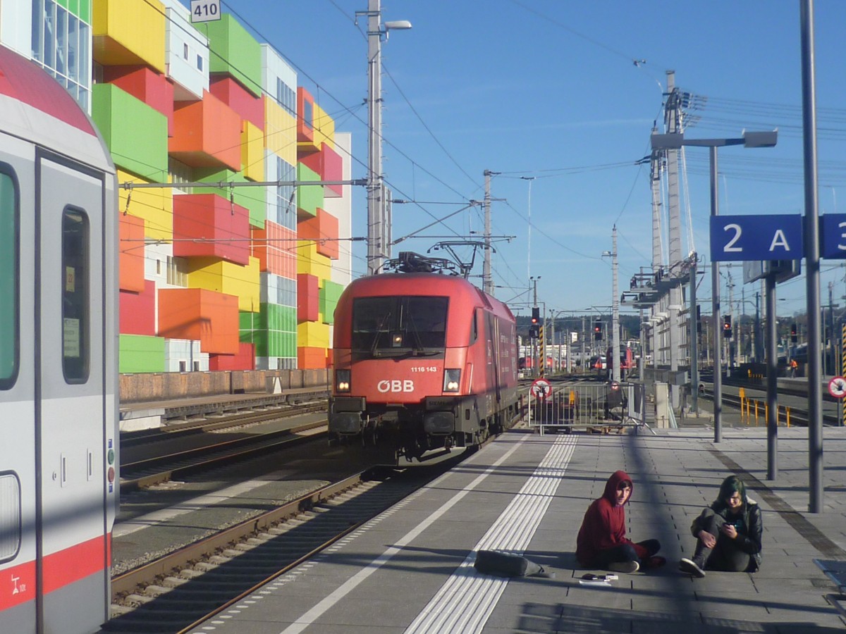 1x16 beim Ankoppeln an den OIC 542 in Salzburg HBF, am sonnenüberstrahlten 26.10.2013.