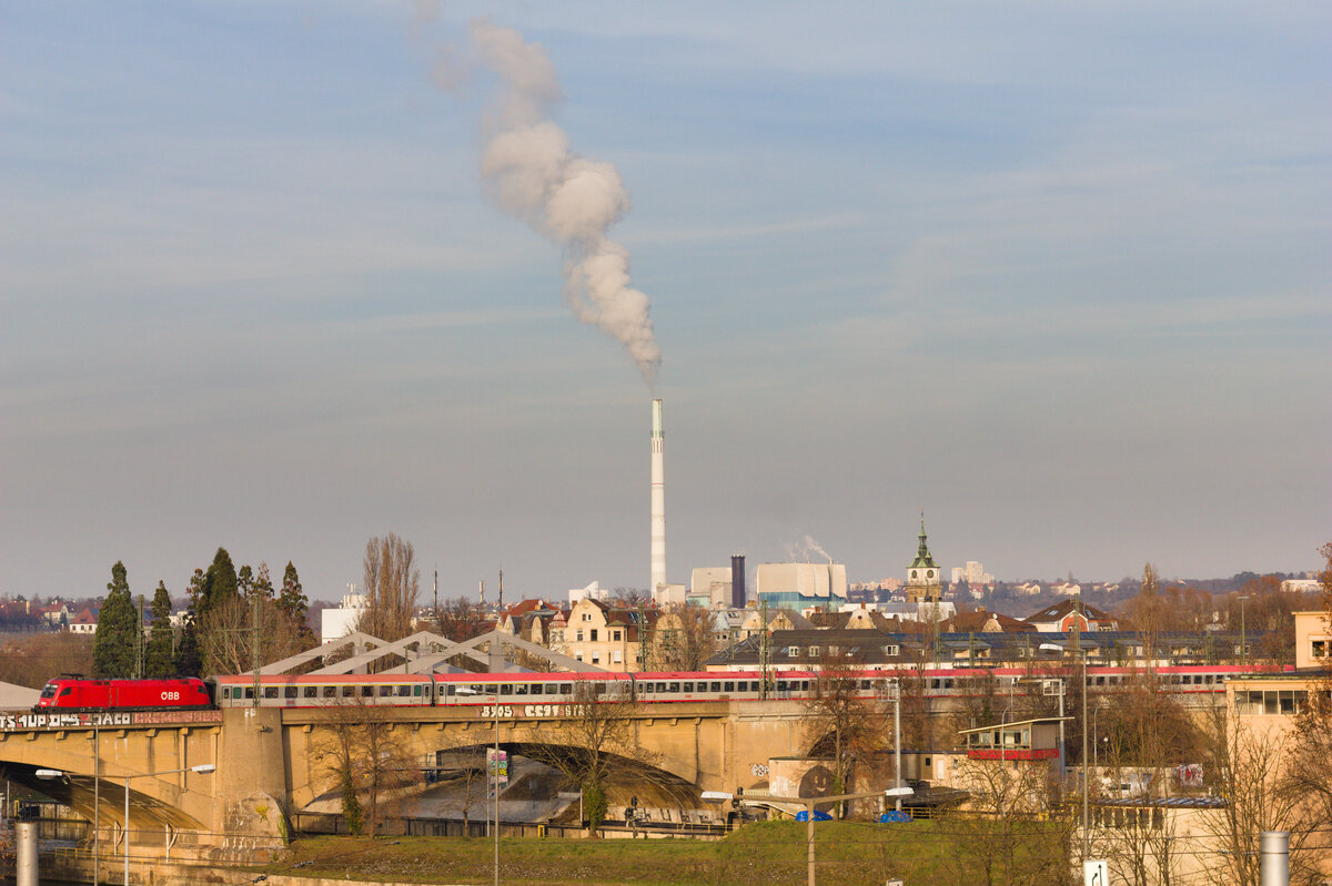 1X16 mit IC118 Innsbruck-Dortmund am 22.12.2021 auf der Neckarbrücke in Stuttgart-Bad Cannstatt. 