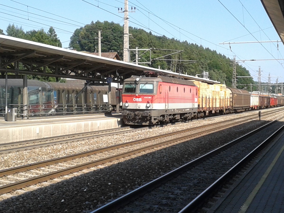 1x44 xxx bei der Durchfahrt in Vöcklabruck mit einem Güterzug am 12.08.2013