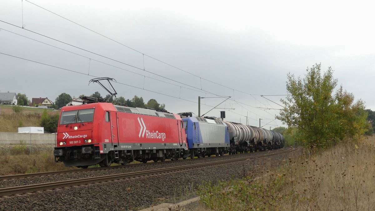 2 185er ziehen einen Kesselwagenzug kurz hinter Neuhof in Richtung Fulda. Aufgenommen am 28.9.2019 16:26