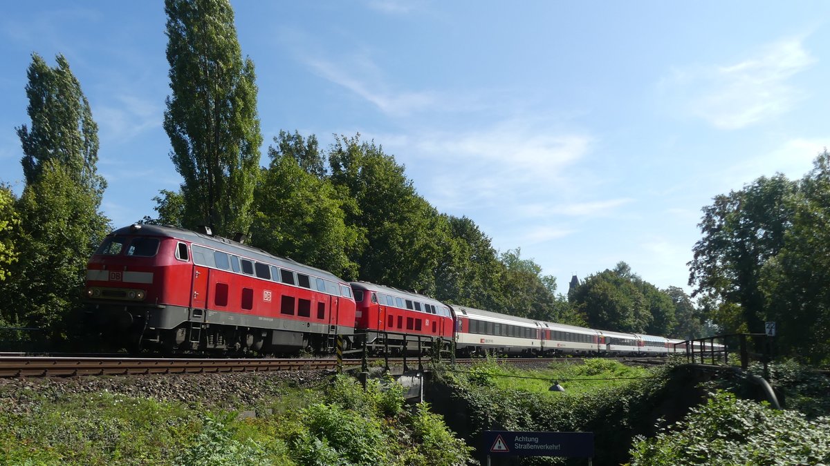 2 218er fahren mit einem EC nach München am Halt Lindau Aeschach vorbei. Aufgenommen am 8.9.2018 15:17