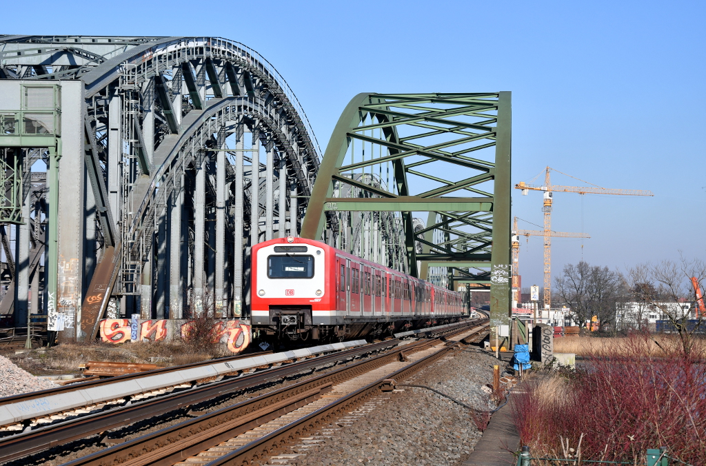 2 472 als S31 (Altona-Harburg Rathaus) am 14.02.2019 auf der Norderelbbrücke in Hamburg