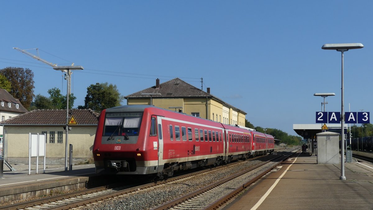 2 611er durchfahren als IRE nach Ravensburg den Bahnhof Aulendorf. Aufgenommen am 8.9.2018 10:38