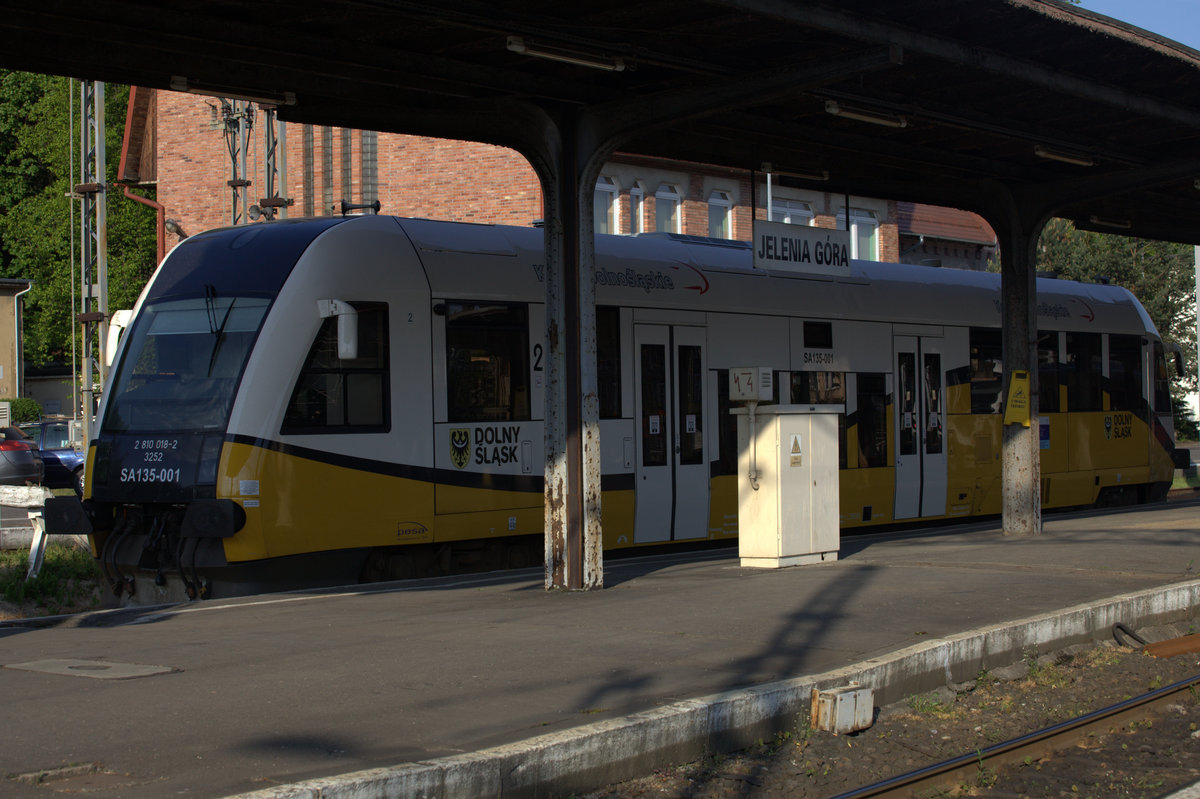 2 810 018-2 ,auch als SA  135-001 bezeichnet, wartet auf die Rückfahrt nach Ziolona Gora.
Fast alle Züge  der KD  fahren als moderne E- oder Dieseltriebwagen.
21.05.2016 07:14 Uhr.Jelenia Gora