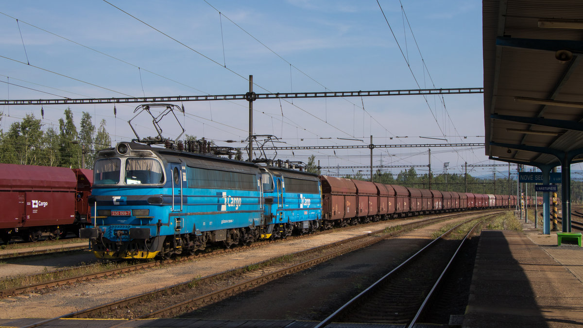 2. August 2018 in Nove Sedlo (und Lokte): Die beiden Laminatkas (230 069-7 + 230 063-0) machen sich bereit. 