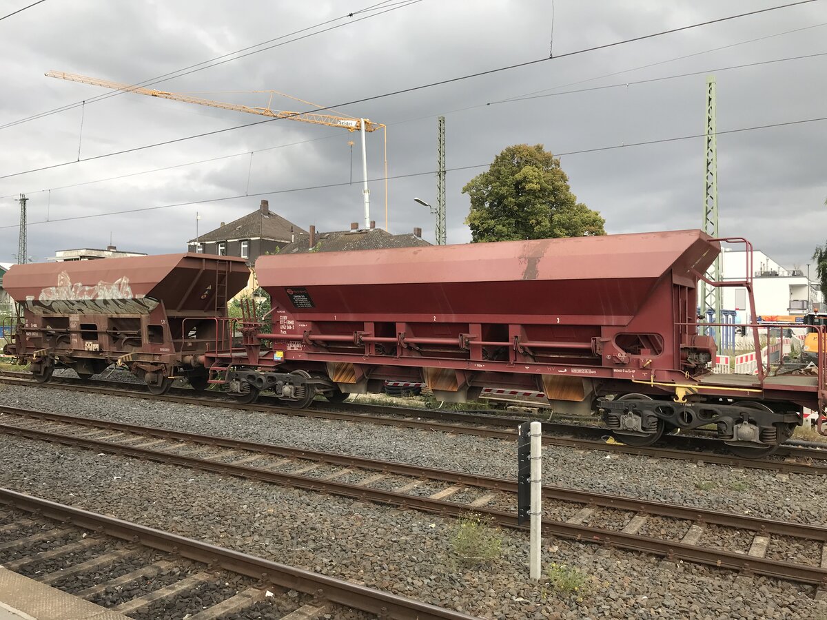2 BBL-Schotterwagen stehen im Bahnhof Bad Vilbel. 19.09.2021 | 17:21 Uhr