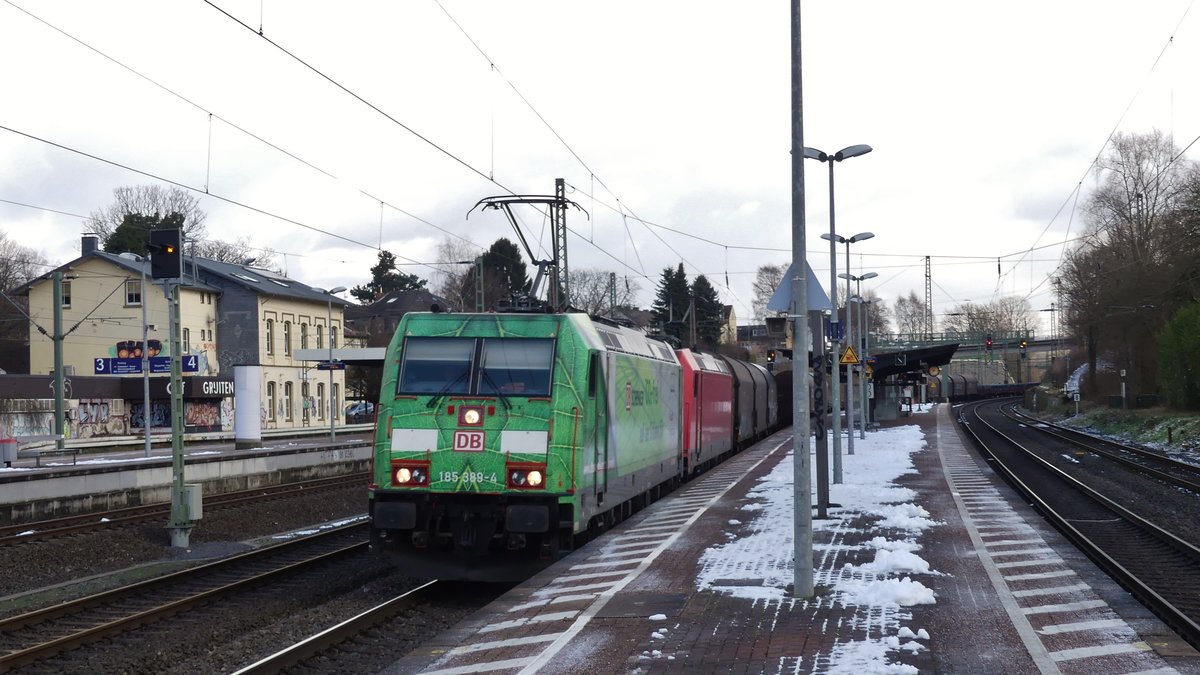 2 DB 185er ziehen einen Güterzug durch Gruiten gen Köln. Aufgenommen am 12.2.2018 13:17