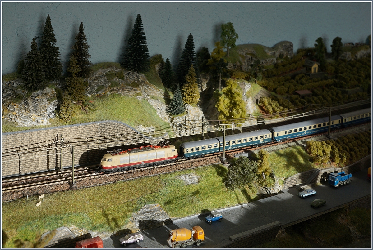 2. Dezember - TAG DER MODELLEINSENBHN: Eine DB 103 mit ihrem IC fährt dem Fluss entlang. Eine Szene auf meiner Z-Bahn Anlage. 

19. Nov. 2019