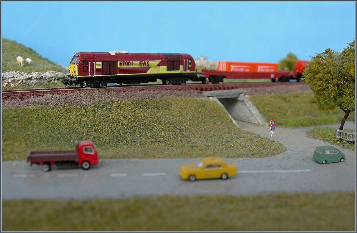 2. Dezember - TAG DER MODELLEINSENBHN: Ganz klein aber grossartig: die T-Gauge. Im Bild die EWS Class 67 mit einem Güterzug auf einem T-Gauge Diorama.

21. Juli 2018