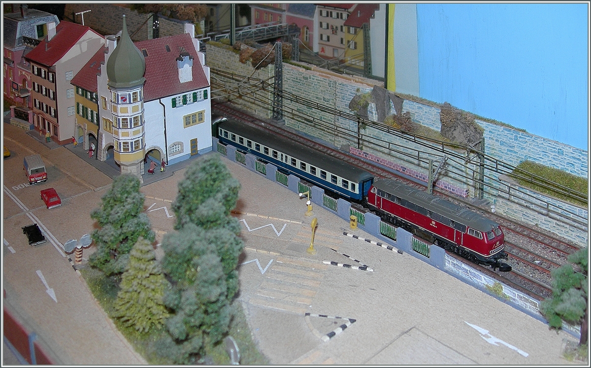 2. Dezember - TAG DER MODELLEINSENBHN: Eine DB V 216 mit einem Eilzug auf meiner in der Zwischenzeit nicht mehr existierenden Z-Bahn Anlage. 

8. Januar 2011