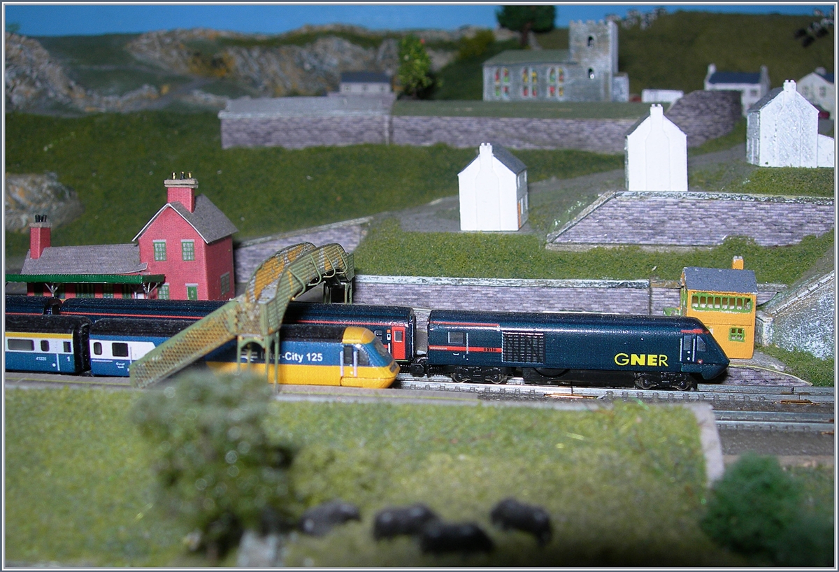 2. Dezember - TAG DER MODELLEISENBAHN: Zwei T-Gauge HST 125 Class 43 im Bahnhof Saddleford. 

1. Dez. 2017