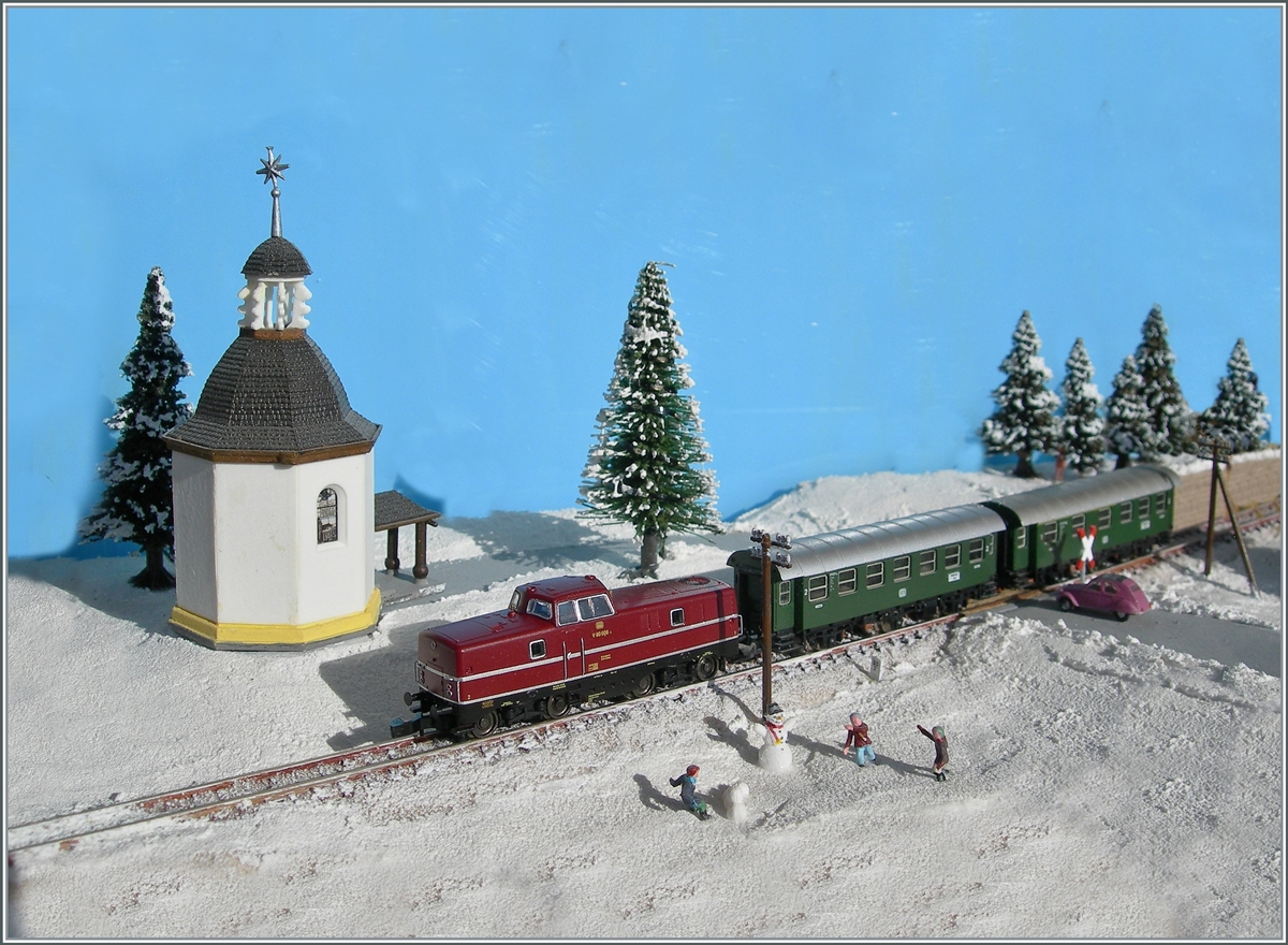 2. Dezember - TAG DER MODELLEISENBAHN: Die Märklin mini club DB 80 008 zeigt sich auf meinem Winterdiorma mit einem kurzen Nahverkehrszug. 

22. November 2020