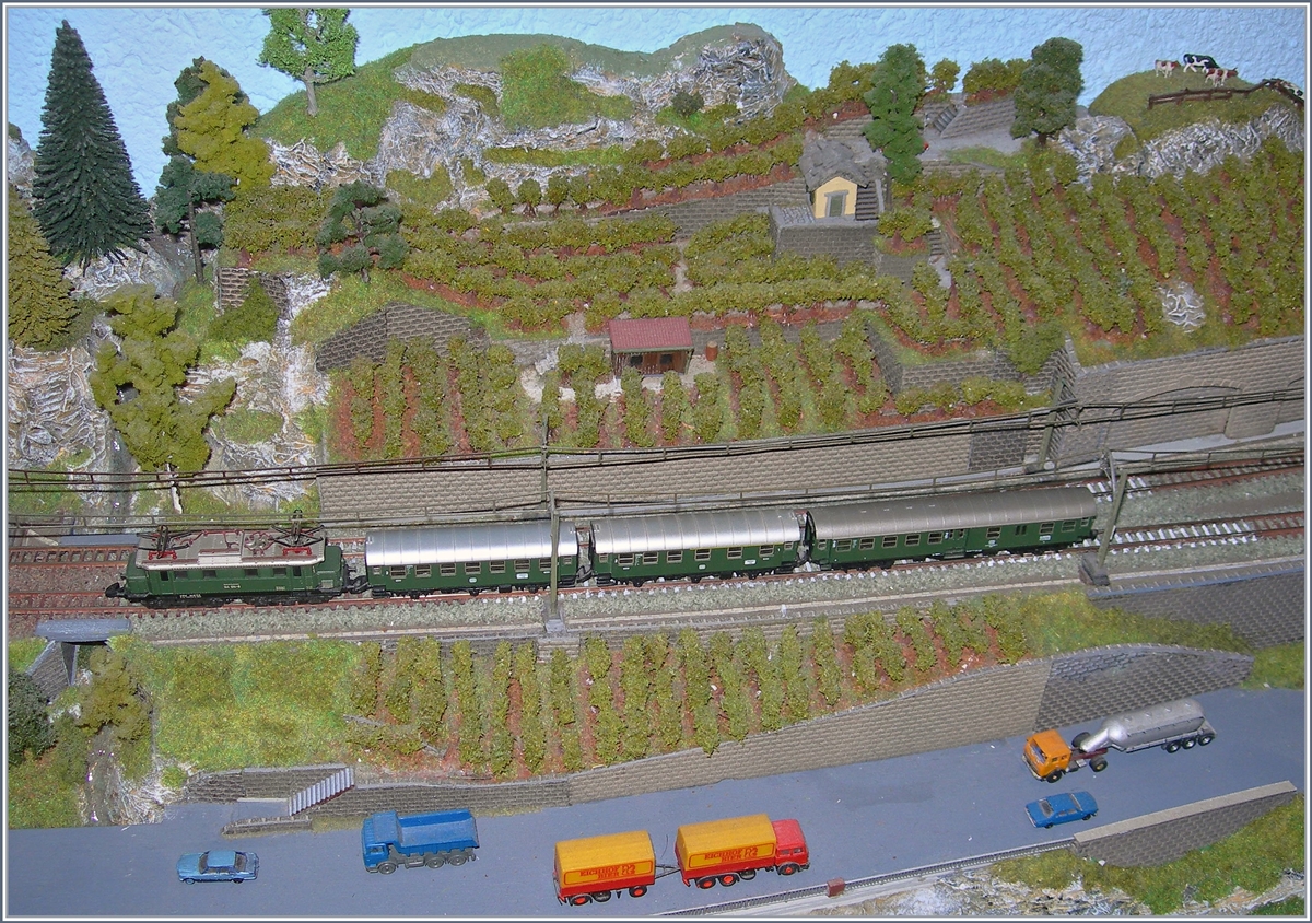 2. Dezember - TAG DER MODELLEISENBAHN: Die Märklin mini club DB 144 mit einem Nahverkehrszug  auf meiner Z-Bahn Anlage.

1. März 2020