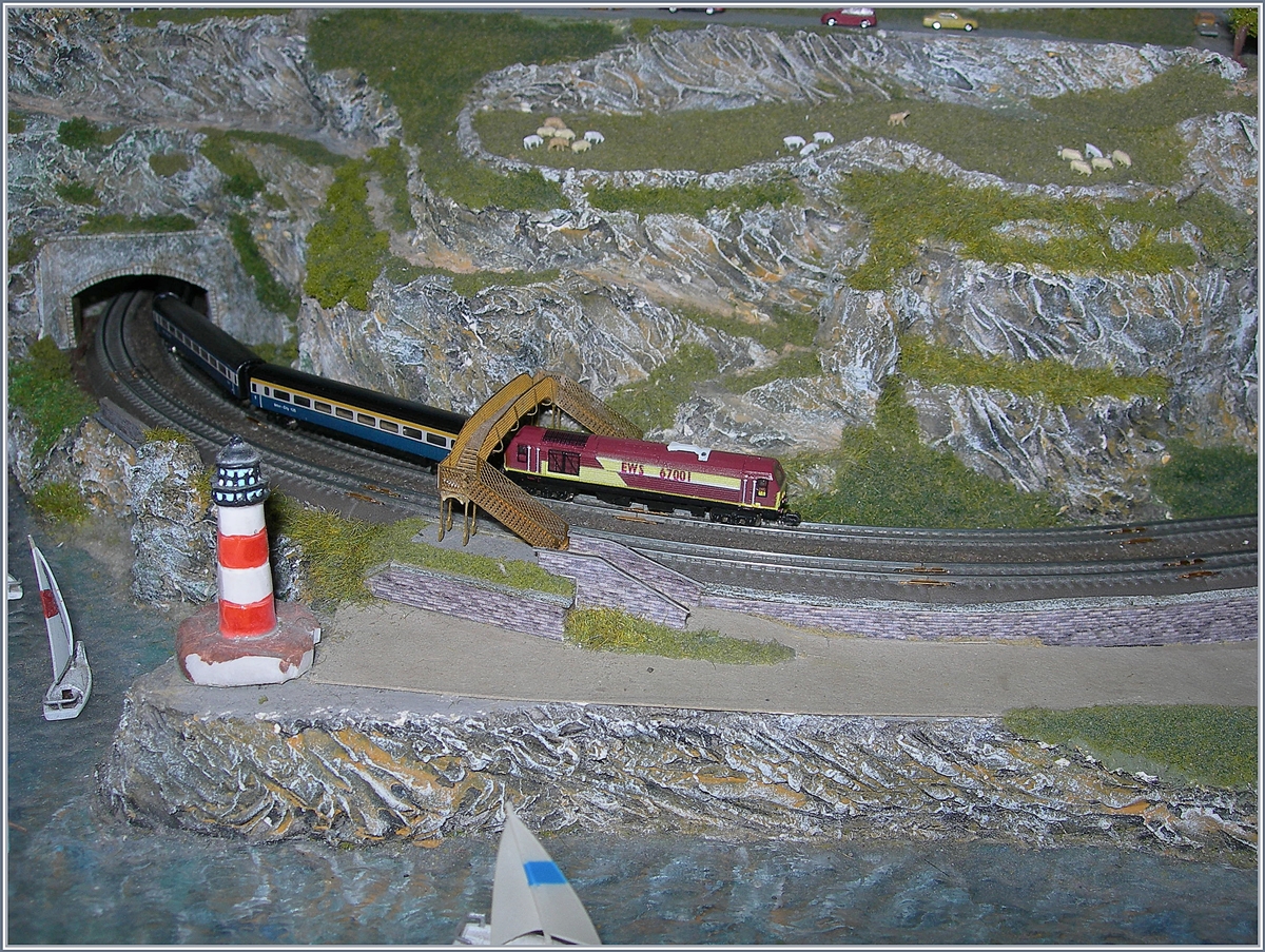 2. Dezember - Tag der Modelleisenbahn. Im Gegensatz zum grossen Britannien herrscht in Microbritannien keine Fahrzeugmangel, trotzdem zeigt sich hier die Class 67 mit einem Reisezug kurz vor Sattleford.
26.11.2018
