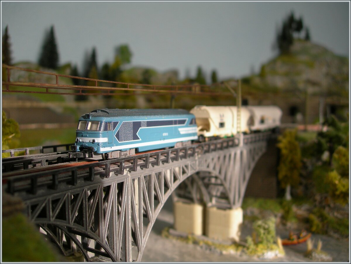 2. Dezember - Tag der Modelleisenbahn - und dieses Jahr besonders zu feiern gilt die  kleinste Serieneisennbahn der Welt  50 Jahre Modellbahn im Maßstab 1:220. Mini-Club sei Dank, doch auch weitere Anbieter ergänzen das Programm, besonders freute ich mich dieses Jahr auf das hier zu sehende Modell der SNCF BB 67615 von Azar models.

26. November 2022