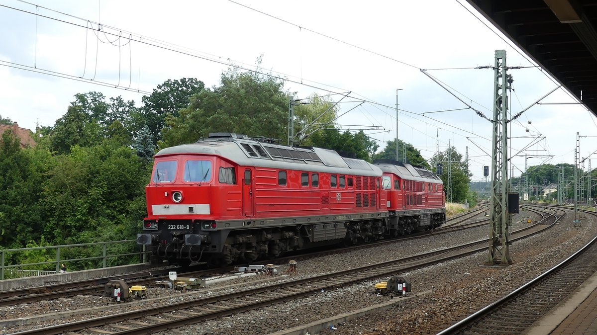 2 Dieselloks der Baureihe 232 passieren Nürnberg Duetzendteich in Fahrtrichtung Nürnberg Rbf. Aufgenommen am 29.6.2018 15:36