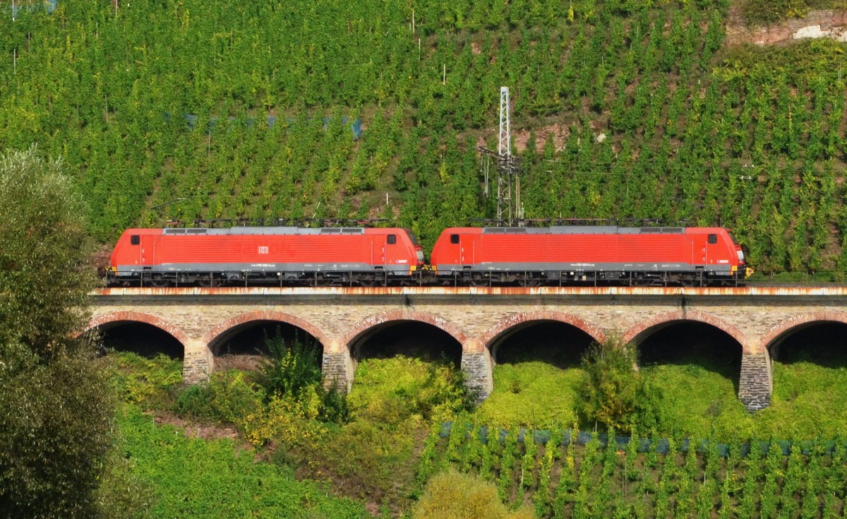 2 E-Loks 189 auf der Kanonenbahn-Strecke an der Mosel bei Pnderich am 09.10.2013. Im Hintergrund die Weinberge. „Kanonenbahn“ ist keine offizielle Bezeichnung. Sie hat sich im Volksmund eingebrgert und im Moselgebiet gibt es einen Kanonenbahnwanderweg