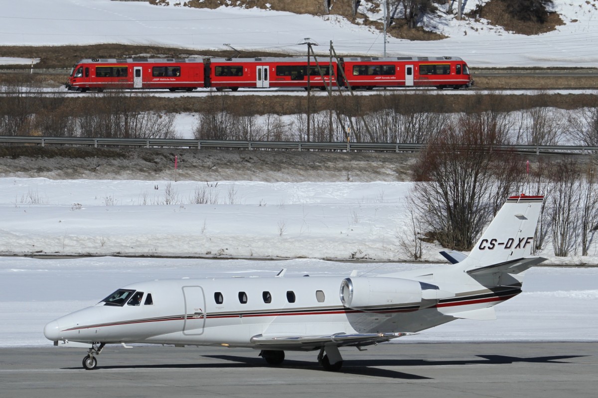 2 Hobbys in einem Bild.

RhB ABe 8/12 Allegra 3514 der rhätischen Bahn mit Taufname Steivan Brunies kurz vor Samedan.
Im Vordergrund Cessna 560 XLS von Netjets CS-DXF auf der Startbahn 21.
3.3.2013