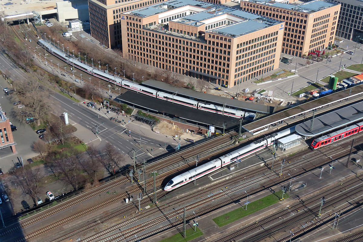2 ICE und eine S-Bahn im Bahnhof Köln Messe/Deutz, fotografiert von der Aussichtsplattform 'KölnTriangle'. 2.3.2023