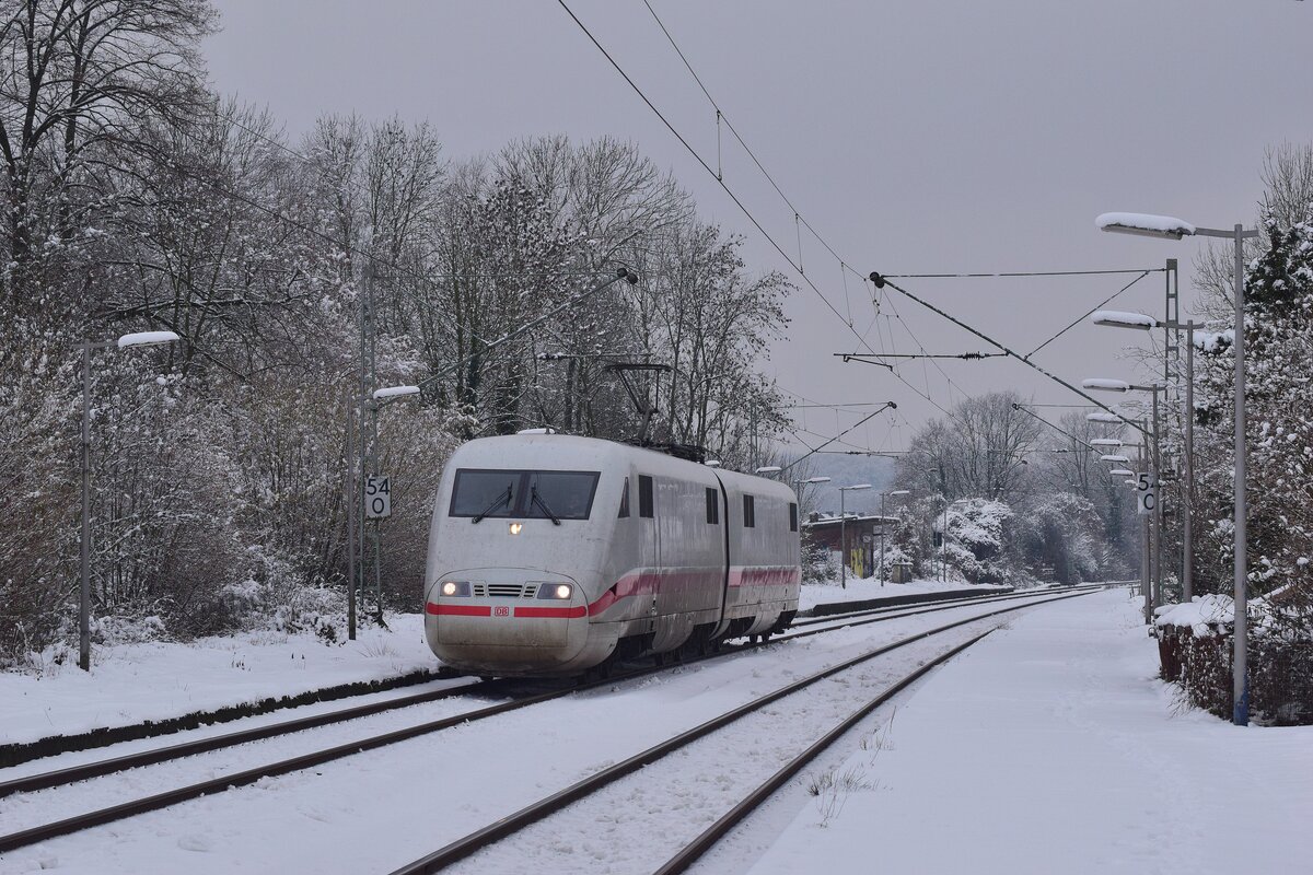 2 ICE1 Triebköpfe rauschen von Talbot in Aachen kommend durch Eschweiler Nothberg in Richtung Köln. Der Haltepunkt wurde 2009 durch den neuen Haltepunkt an der Euregiobahn Strecke ersetzt. Trotz all den Jahren ist der Zustand des Haltepunktes erstaunlich gut. 

Eschweiler 21.01.2023