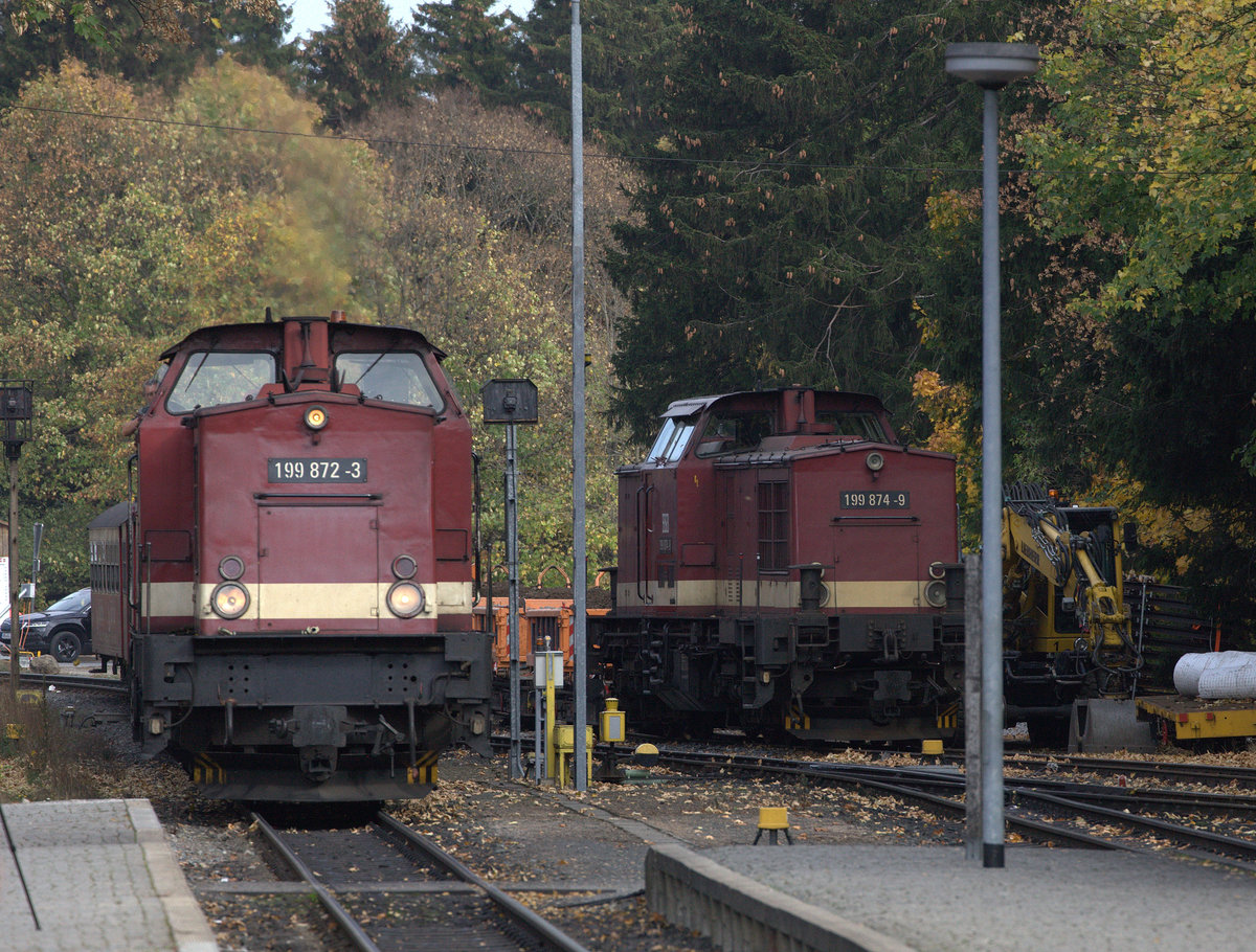 2  Kamele  in Drei Annen Hohne, währendessen links im Bild  199 872-3 ausserplanmäßig einen Personenzug zum Brocken befördert, wartet 199 872-9 auf den nächtlichen Einsatz mit dem Bauzug im Thumkuhlental. Beide Lokomotiven verfügen nicht über eine Zugheizungseinrichtung. 16.10.2018 14:02 Uhr Drei Annen Hohne.