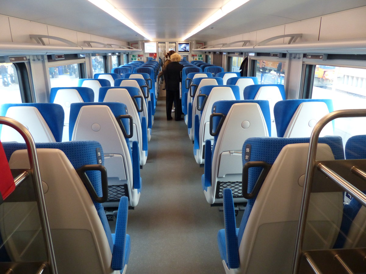 2. Klasse im polnischen Intercity (Stadler Flirt 3). 1.5.2016, Poznan