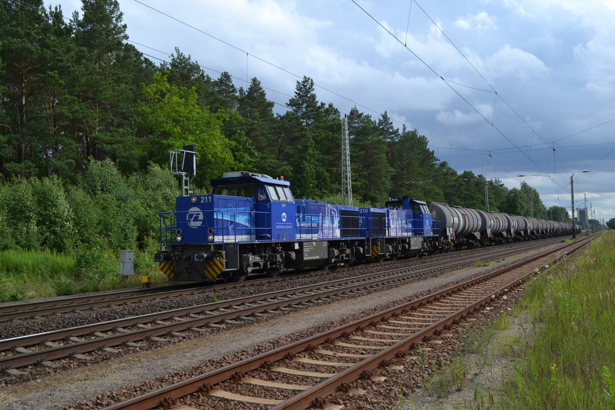 2 Lokomotiven BR 275 der Infraleuna ziehen einen Kesselwagenzug durch den Bf Biesenthal in Richtung Eberswalde. 27.07.2015