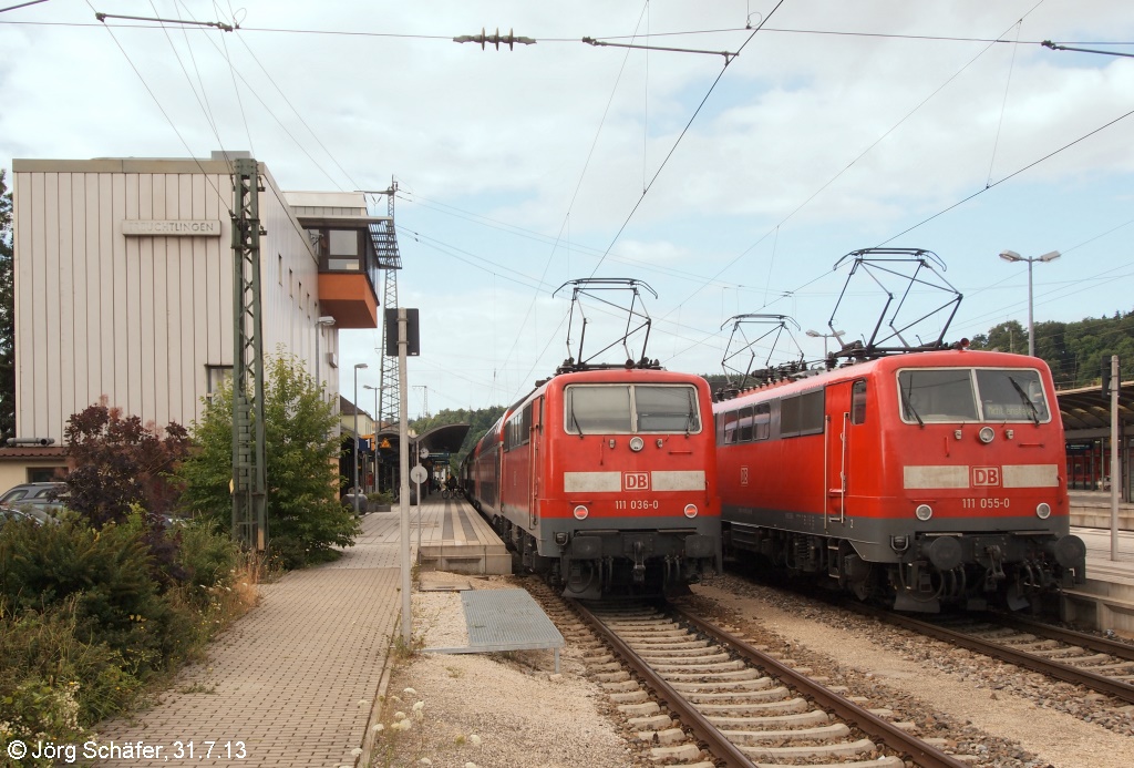 2 Loks und 3 Bügel oben. 111 036 und 111 055 trafen sich am 31.7.13 vor dem Treuchtlinger Stellwerk auf Gleis 1 und 2.