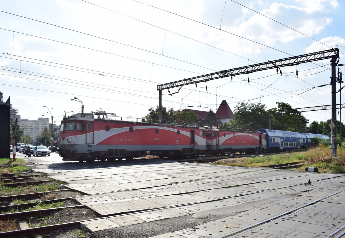 2 Loks für 2 Dostos. 477 538-9 und 477 561-8 fahren mit dem R8007 nach Fetesti in Bucuresti Odor aus und überqueren hier den Bahnübergang Strada Baicului. 

Bukarest 03.09.2025