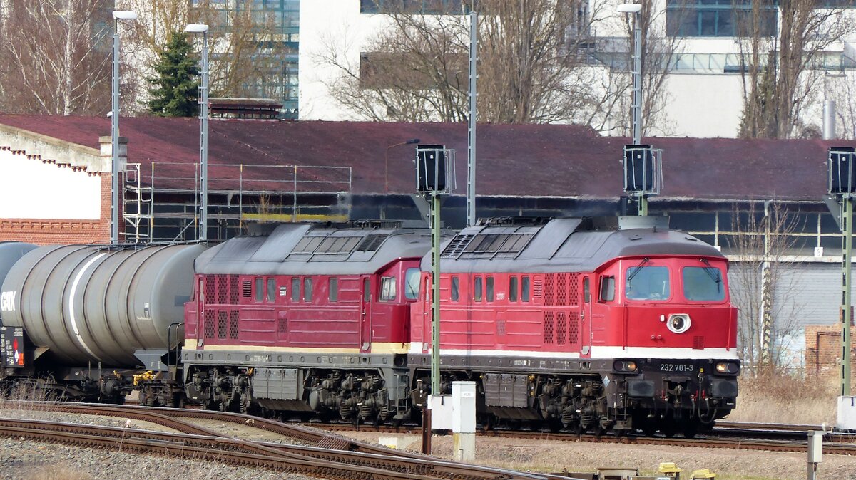 2 Ludmillas 232 701-3 ( 9280 1232 701-3 D-BDMW ) und 132 068-8 ( 9280 1232 068-7 D-LEG ) bringen am 26.3.2022 einen Kesselwagenzug nach Gera.