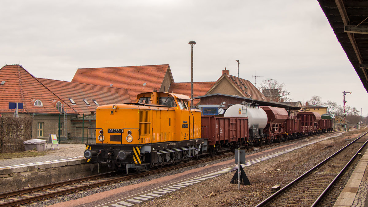 2. März 2019 Bahnhof Köthen. Der Fotogüterzug mit 106 756-0 macht trotz miesem Wetter eine gute Figur. 