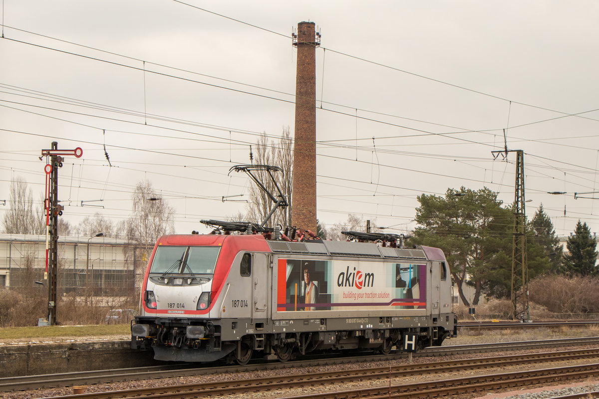 2. März 2019 in Köthen: Die quietschbunte 187 014-6 durchfährt den Bahnhof . 